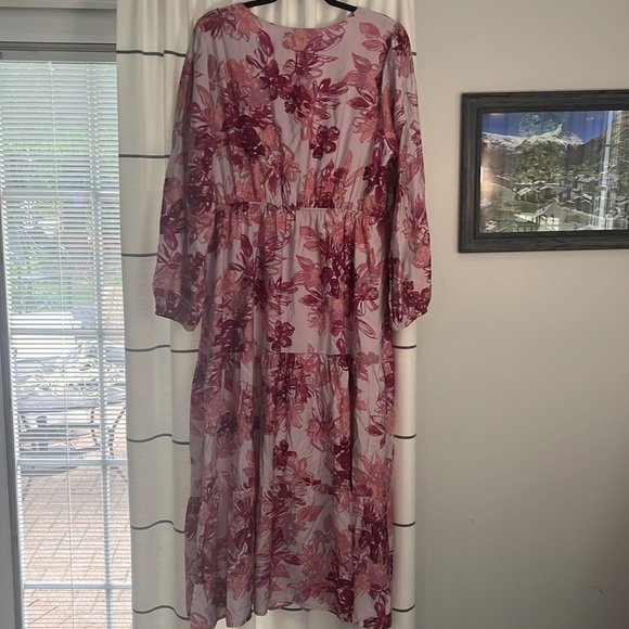Gilli plus size floral Vneck dress - Picture 6 of 8